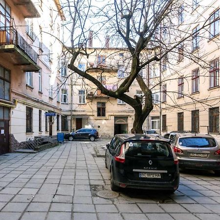 Зелені Апартаменти Біля Оперного Театру Flat In The City Center 利沃夫 外观 照片